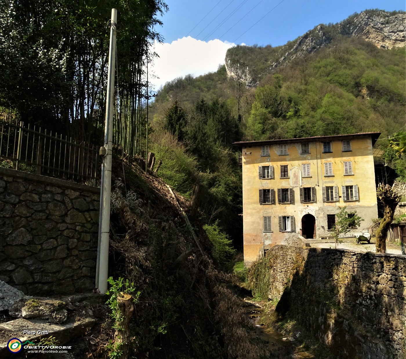 96 Rivediamo la valle di Carubbo al suo termine prima di immettersi nel Brembo.JPG